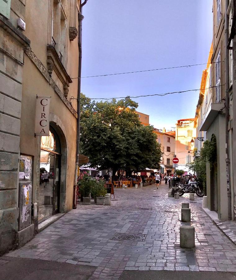 Appartement A La Roquette, Dans L'Hotel De Divonne, Classe. Arles Exteriör bild